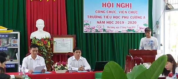 Đồng chí Ngô Minh Nhựt - Chủ tịch Công đoàn, tổng hợp ý kiến từ đoàn viên, lao động trong đơn vị.