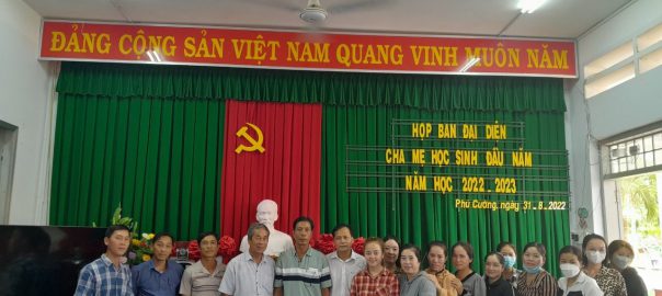 Ban đại diện cha mẹ học sinh chụp ảnh tại buổi họp