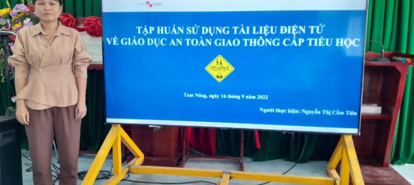 Cô Nguyễn Thị Cẩm Tiên – Phó Hiêu trưởng chia sẻ cách sử dụng tài liêu điện tử về giáo dục ATGT