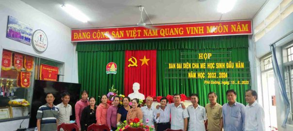 Ban đại diện cha mẹ học sinh chụp ảnh tại buổi họp