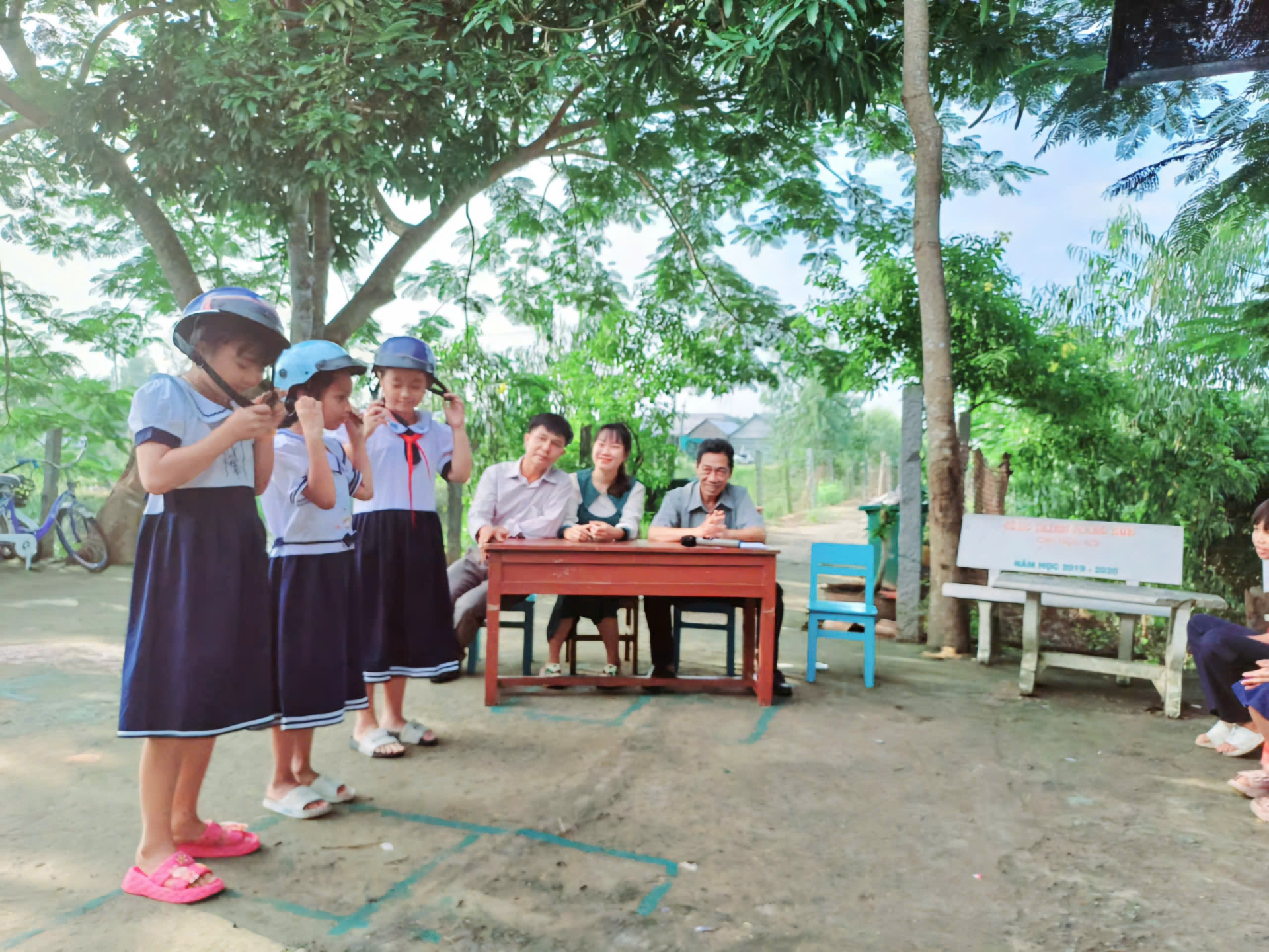 Học sinh thi đội nón bảo hiểm đúng cách