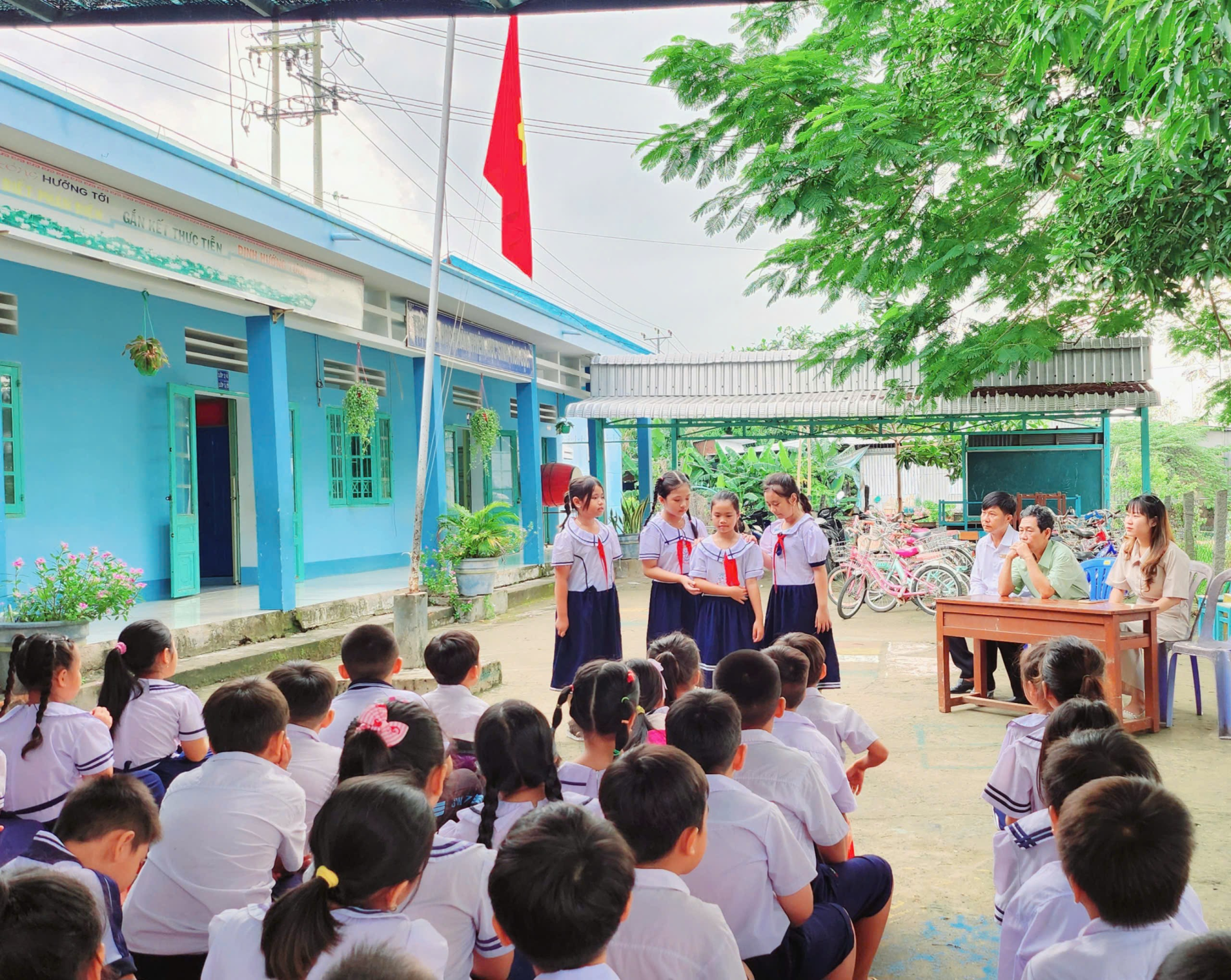 Học sinh tham giam diễn tiểu phẩm theo chủ đề