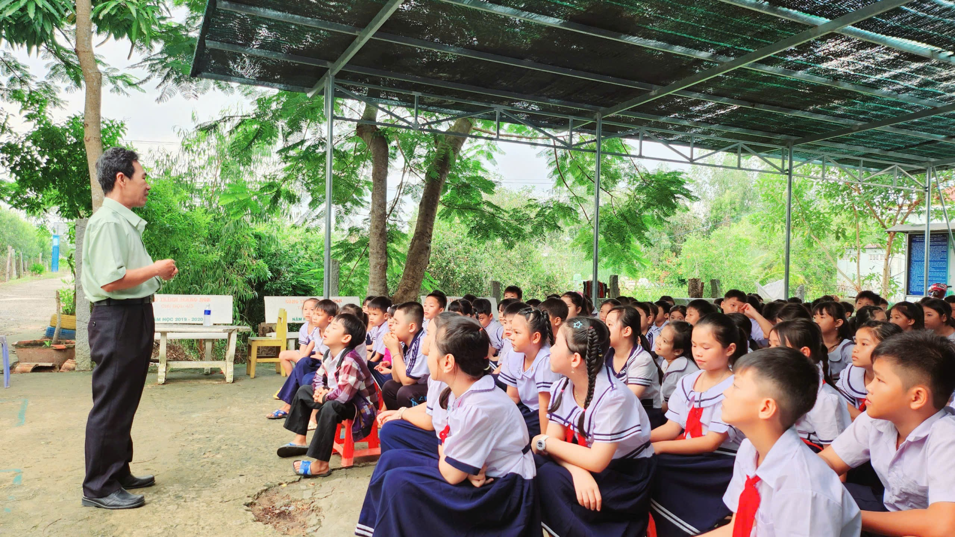 Thầy Phó Hiệu trưởng trò chuyện cùng các em học sinh